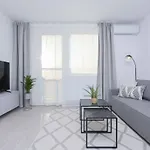 Near Airport - Balcony & Free Parking דירה