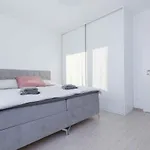 Near Airport - Balcony & Free Parking *
