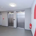 דירה Near Airport - Balcony & Free Parking