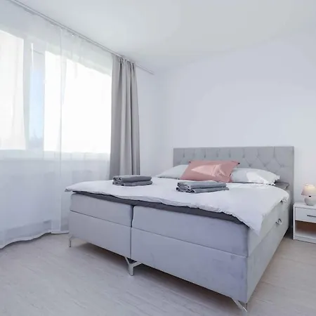 Апартаменты Near Airport - Balcony & Free Parking