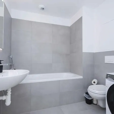 Near Airport - Balcony & Free Parking Апартаменты