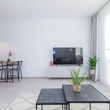 Near Airport - Balcony & Free Parking *