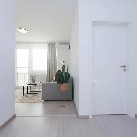 Near Airport - Balcony & Free Parking Pressburg