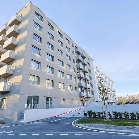 Apartment Near Airport - Balcony & Free Parking *