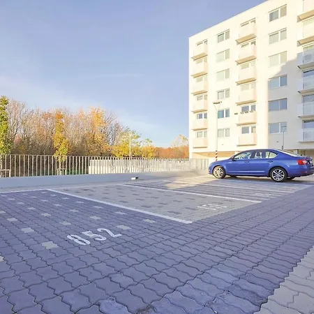 Apartment Near Airport - Balcony & Free Parking *