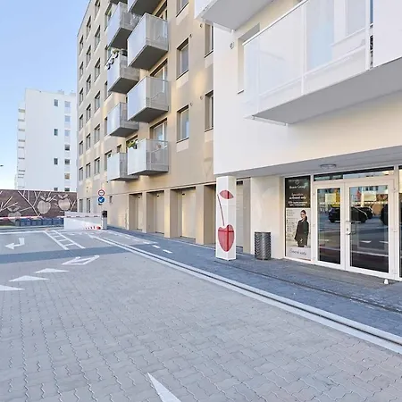 Near Airport - Balcony & Free Parking