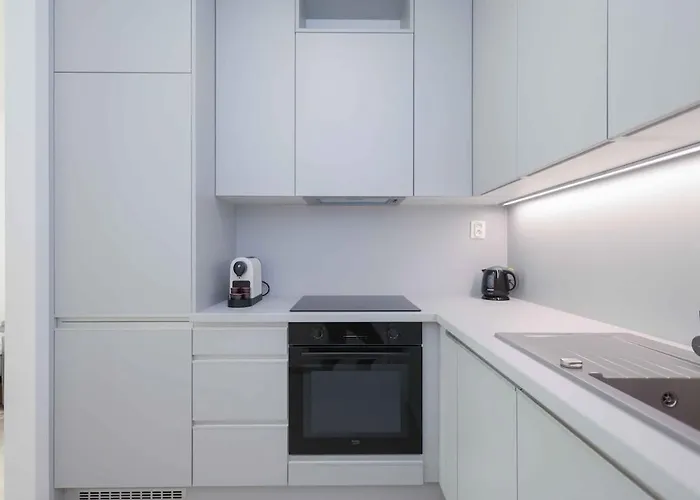 Near Airport - Balcony & Free Parking * 布拉迪斯拉发