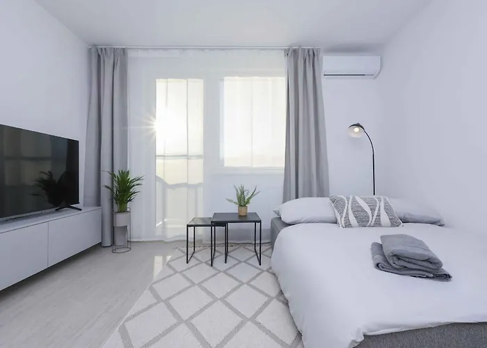 Апартаменти Near Airport - Balcony & Free Parking Братислава