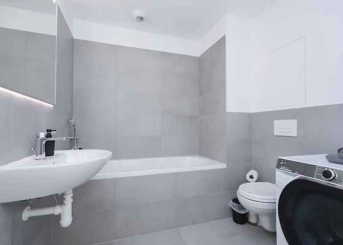 Near Airport - Balcony & Free Parking Апартаменти