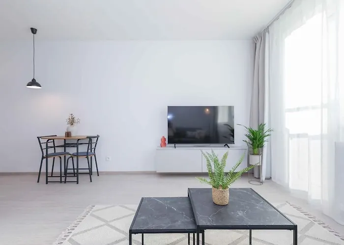 Near Airport - Balcony & Free Parking *