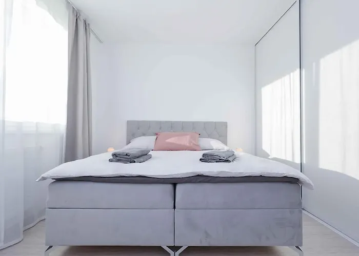 Near Airport - Balcony & Free Parking 布拉迪斯拉发