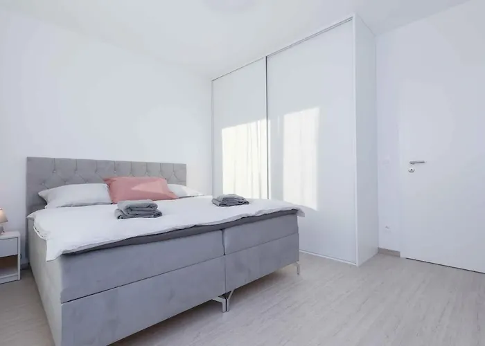 Near Airport - Balcony & Free Parking *