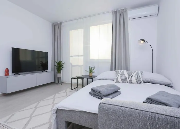 Near Airport - Balcony & Free Parking