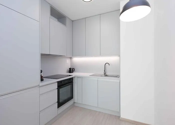 Near Airport - Balcony & Free Parking 公寓