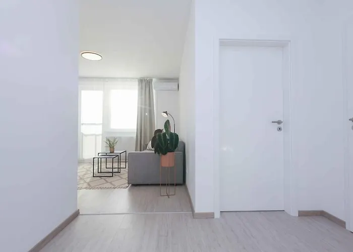 Near Airport - Balcony & Free Parking 布拉迪斯拉发