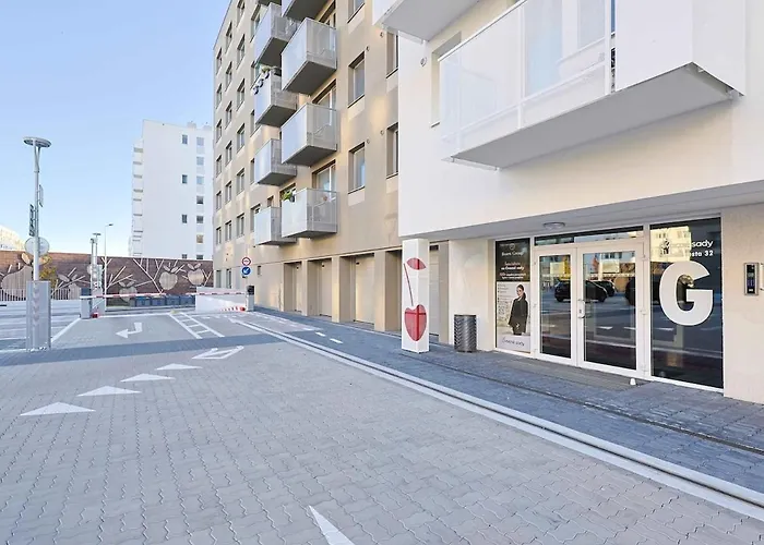 Near Airport - Balcony & Free Parking