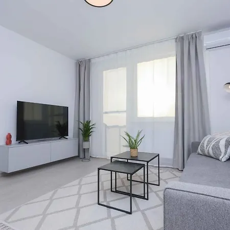 Near Airport - Balcony & Free Parking ברטיסלאבה