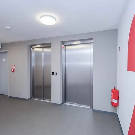 דירה Near Airport - Balcony & Free Parking