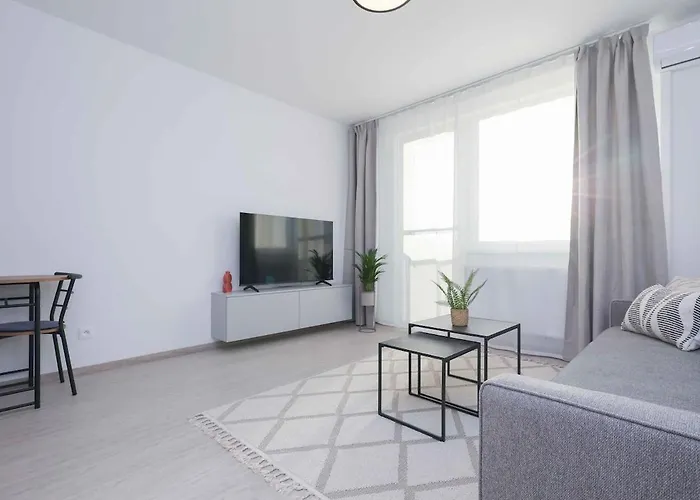 Near Airport - Balcony & Free Parking * ブラチスラヴァ