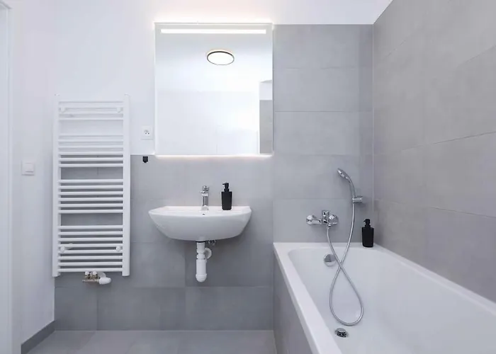 Near Airport - Balcony & Free Parking * ブラチスラヴァ