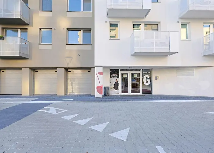 Near Airport - Balcony & Free Parking